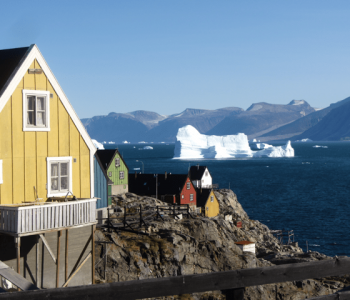Foto 18. Icebergs & Houses in Uummannaq. Photo - Ella Grødem, Visit Greenland (1)