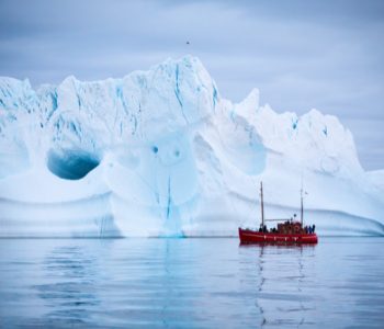 Foto 6. Boat tour passing iceberg, Ilulissat. Photo - Paul Zizka , Visit Greenland